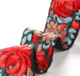 Vyšívaná stuha šantung květy světle červené 