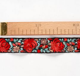 Vyšívaná stuha šantung květy světle červené 