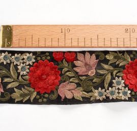 Vyšívaná stuha šantung olivové listy červený květ