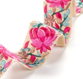 Vyšívaná stuha šantung sytě růžová