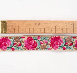 Vyšívaná stuha šantung sytě růžová