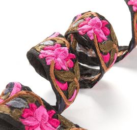 Vyšívaná stuha šantung drobné květy růžové