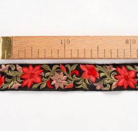 Vyšívaná stuha šantung květy červené menší