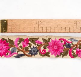 Vyšívaná stuha šantung velký květ růžový