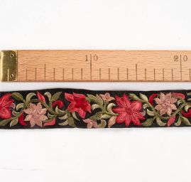 Vyšívaná stuha šantung 4cm vínový  květ