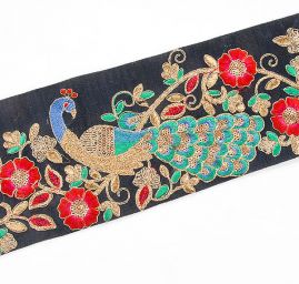 Vyšívaná stuha šantung vzor pávi modročerná