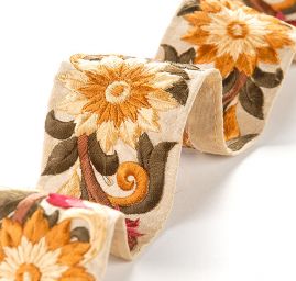 Vyšívaná stuha šantung květy hnědožluté