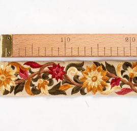 Vyšívaná stuha šantung květy hnědožluté