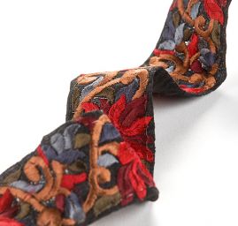 Vyšívaná stuha šantung 4cm karmínový květ