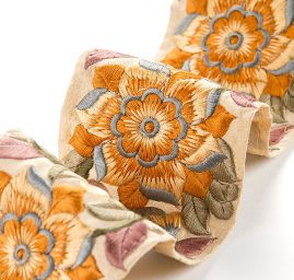 Vyšívaná stuha šantung široká žlutá