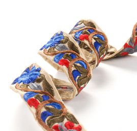 Vyšívaná stuha šantung drobné květy červenošedé