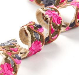 Vyšívaná stuha šantung drobné květy