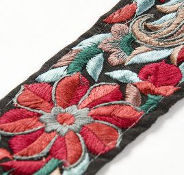 Vyšívaná stuha šantung květ tmavě červený