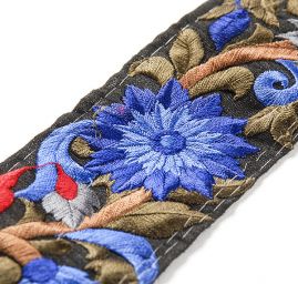 Vyšívaná stuha větší květy modré