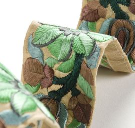 Vyšívaná stuha šantung zelený