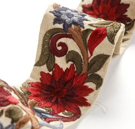 Vyšívaná stuha šantung širší květ tmavě červený