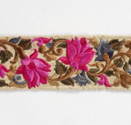 Vyšívaná stuha šantung květy zářivě růžové