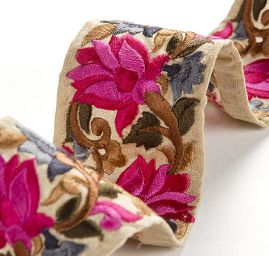 Vyšívaná stuha šantung květy zářivě růžové