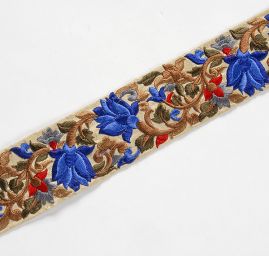 Vyšíévaná stuha šantung květy jasně modré barvy