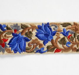 Vyšíévaná stuha šantung květy jasně modré barvy