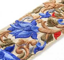 Vyšíévaná stuha šantung květy jasně modré barvy