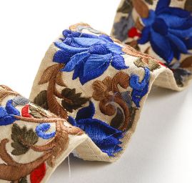 Vyšíévaná stuha šantung květy jasně modré barvy