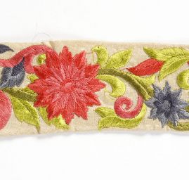 Vyšívaná stuha šantung širší květy světle červené