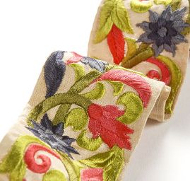 Vyšívaná stuha šantung širší květy světle červené