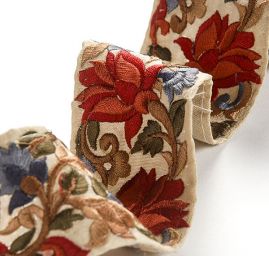 Vyšívaná stuha šantung červené poupě