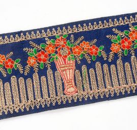Vyšívaná stuha šantung vzor vázy modrý