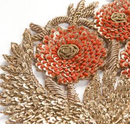 Květinová aplikace středová starozlatá/červená