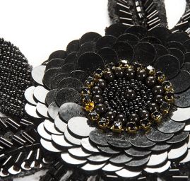 Květinová aplikace černý květ