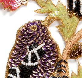 Aplikace ptáčci fialovozlaté barvy na keři