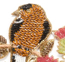 Aplikace ptáčci oranžovozlaté barvy na keři