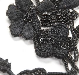 Květinová aplikace květy s ptáčky černé barvy