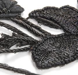 Květinová aplikace květy s ptáčky černé barvy