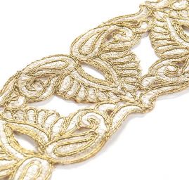 Krajková kovová stuha ornamentální motiv