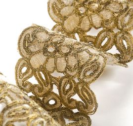 Krajková kovová stuha květinový ornament ovál