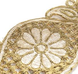 Krajková kovová stuha ornamentální vlnkový vzor