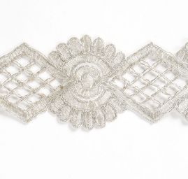 Krajková kovová stuha ornamentální vzor stříbrná