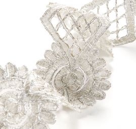 Krajková kovová stuha ornamentální vzor stříbrná