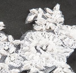 Krajková aplikace růže slonová kost