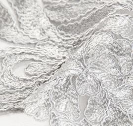 Krajková aplikace středová šedá