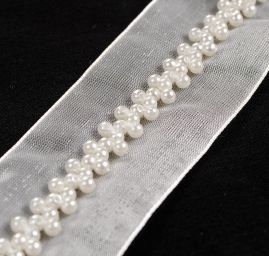 Stuha s výšivkou perliček lomená bílá