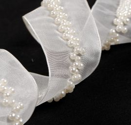 Stuha s výšivkou perliček lomená bílá