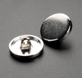 Knoflík kovový plochý stříbrný 32"