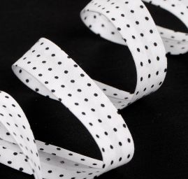 Šikmý proužek bavlna š. 15 mm zažehlený bílý puntík