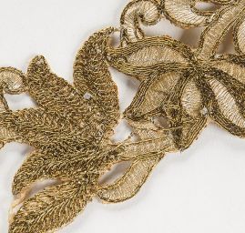 Krajková kovová stuha větší listy zlatá