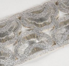 Krajková kovová stuha obloučky stříbrná