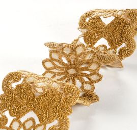 Krajková kovová stuha větší květy